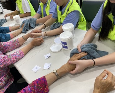 임실동중학교와 함께하는 1-3세대 통합 반짝반짝 빛나는 시간, 선배시민 뜨개봉사단 물품 전달 이미지