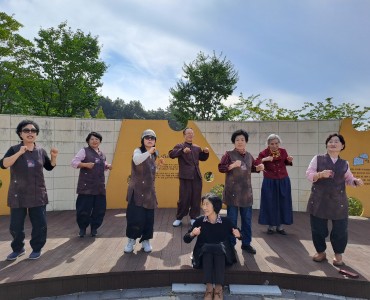 선배시민 시낭송봉사단 야외수업 및 버스킹 이미지