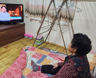 계절의 변화를 늦게 느끼는 어르신들이 있습니다. 이미지