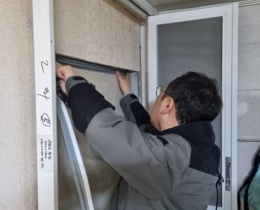 취약계층 어르신 방한용품 지원 및 설치 이미지