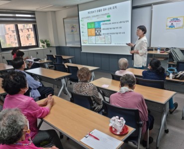 어르신 대상 생활금융교육 진행 이미지